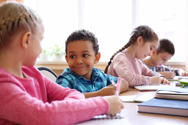 Maschio Insegnante Aiutare Ragazza Con Suoi Compiti Classe Scuola — Foto Stock