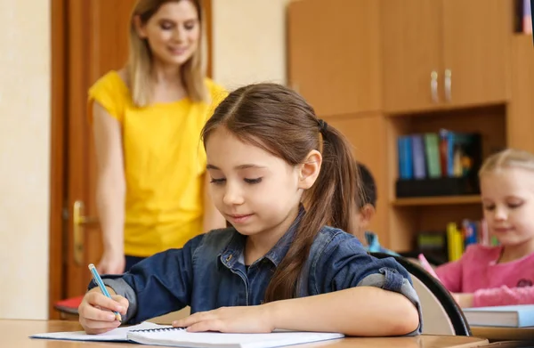 Erkek Öğretmen Kıza Okulda Sınıfta Ödevlerini Ile Yardım — Stok fotoğraf