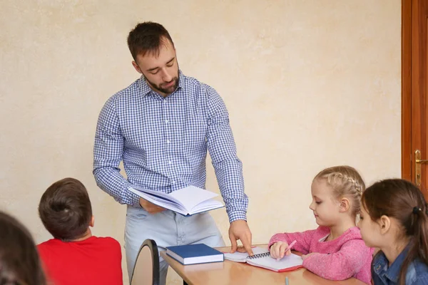 Чоловік Вчителька Допомагає Дівчині Домашнім Завданням Класі Школі — стокове фото