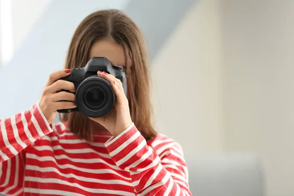 Junger Fotograf Mit Kamera Drinnen — Stockfoto