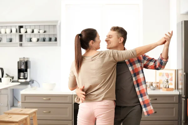 Adorável Casal Dançando Juntos Cozinha — Fotografia de Stock