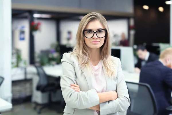 Junge Frau Modernen Büro Kleinunternehmer — Stockfoto