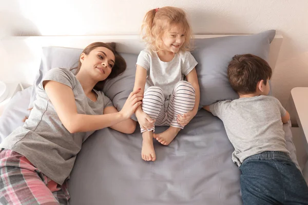 Madre Besando Hija Dormida Cama Casa Hora Dormir Familiar — Foto de Stock