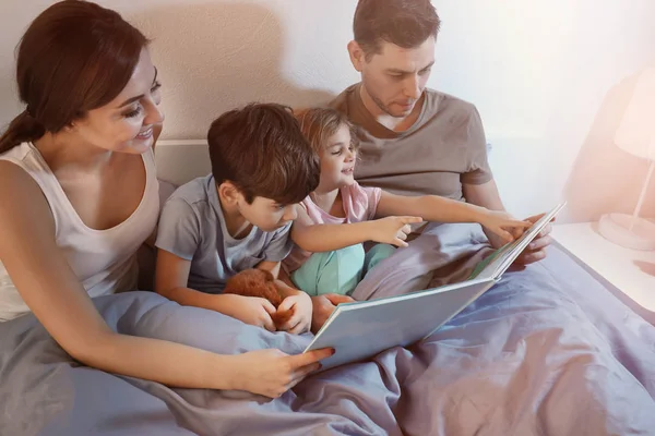 Родители Милыми Детьми Читают Сказку Ночь Постели Дома — стоковое фото