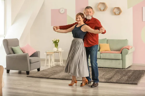 快乐而成熟的夫妻在家里跳舞 — 图库照片