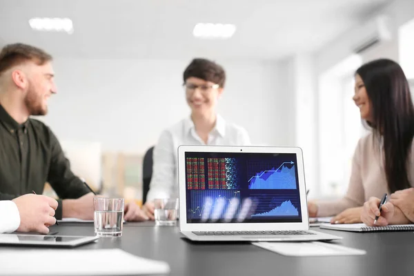 Laptop Stock Data Table Conference Finance Trading — Stock Photo, Image