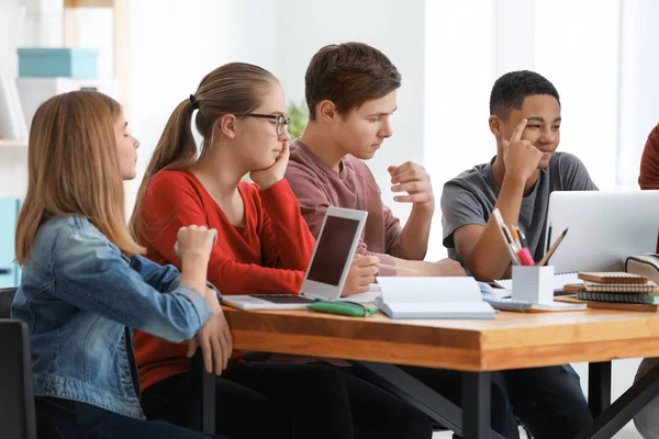 Grupo Adolescentes Haciendo Tareas Mesa — Foto de Stock