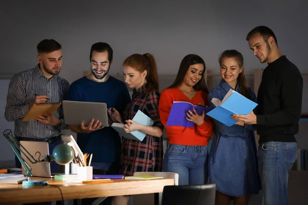 Estudiante Masculino Con Portátil Haciendo Deberes Aula — Foto de Stock