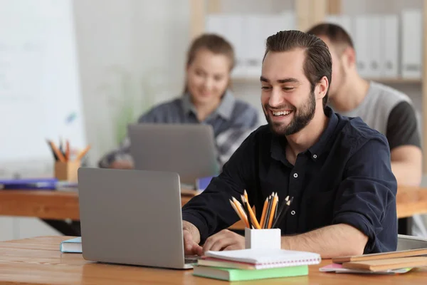 Studente Maschio Con Laptop Che Compiti Classe — Foto Stock