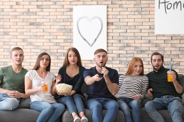 Jóvenes Viendo Televisión Casa — Foto de Stock