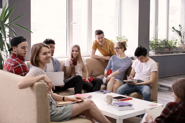 Studenten Rust Samen Campus Gebouw — Stockfoto