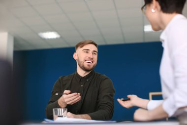 Ofis çalışanları konferans odasında toplantı yapıyor. Finans ticareti