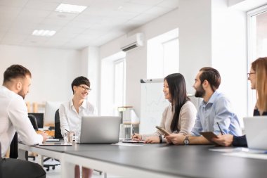 Ofis çalışanları konferans odasında toplantı yapıyor. Finans ticareti
