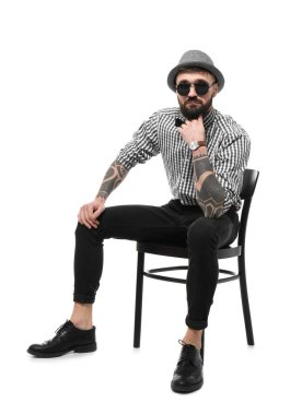 Beyaz arka plan üzerinde şık kıyafeti yakışıklı hipster portresi