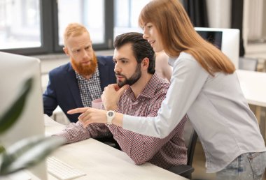 Modern ofisinde çalışan genç insanlar