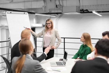 Toplantı konferans salonuna sahip ofis çalışanları