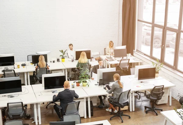 Jeunes Travaillant Dans Bureau Moderne — Photo