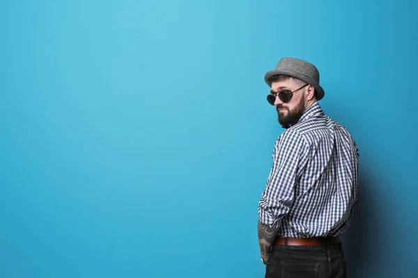 색상에 복장에 잘생긴 Hipster의 초상화 — 스톡 사진