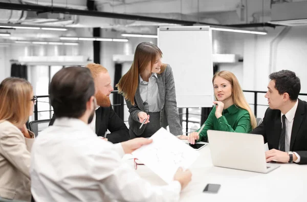 Funcionários Escritório Que Têm Reunião Sala Conferências — Fotografia de Stock