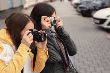 Genç fotoğrafçılar ile kameralar, açık havada
