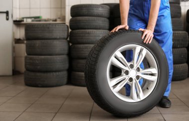 Mekanik tamir dükkanı araba tekerleği ile. Lastik Servisi