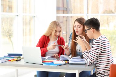 Öğrenciler sınav kapalı için yaprak hile yapma