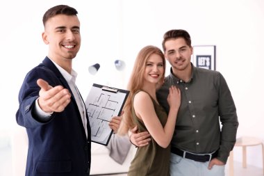 Emlakçı ile müşteri yeni evde