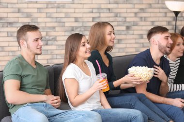 genç kadın evde TV izlerken