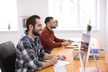 Ofiste çalışan genç adam. Finans ticaret