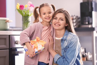 Genç bir çift kapalı dans. Taşınma günü üzerinde mutlu aile