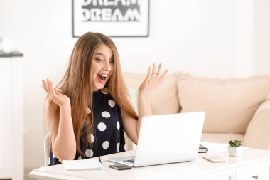 Ev ofisinde çalışan güzel sürpriz kadın