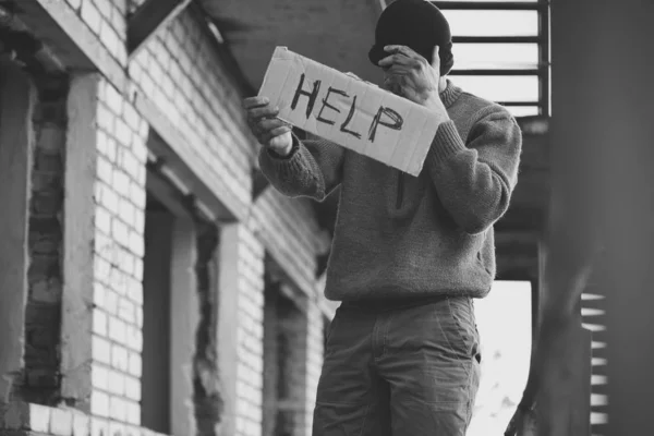 Hajléktalan Szegény Ember Tartja Word Súgó Kartonlapot Szabadban — Stock Fotó
