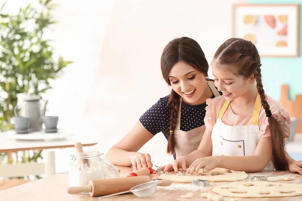 Mor Och Dotter Med Kakdeg Vid Bord Inomhus — Stockfoto