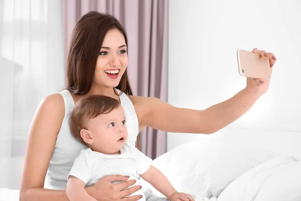 Boldog Fiatal Anya Lány Aranyos Kis Baba Figyelembe Selfie Hálószobában — Stock Fotó