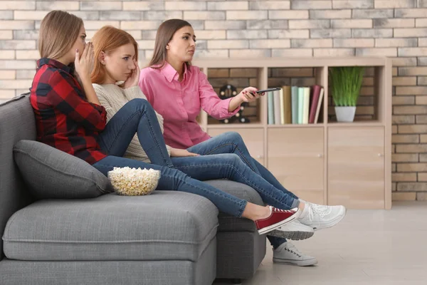 Młode Kobiety Oglądania Telewizji Domu — Zdjęcie stockowe
