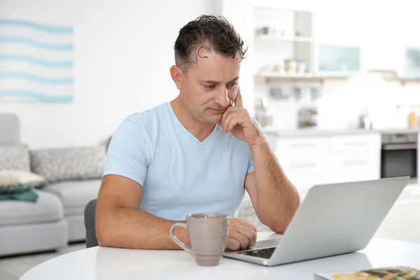 Bello Uomo Maturo Con Computer Portatile Casa — Foto Stock