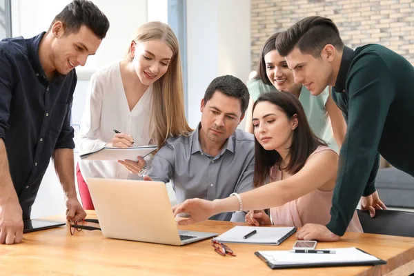 Gruppo Persone Con Formatore Aziendale Seminario Manageriale — Foto Stock