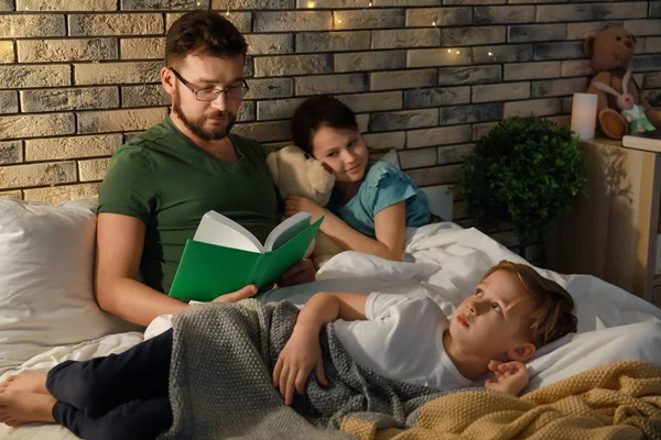 Mother Reading Bedtime Story Her Little Children Blanket Evening — Stock Photo, Image