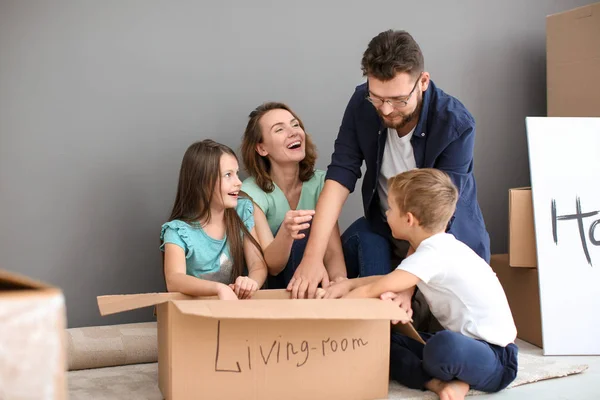 Paar Mit Kindern Beim Auspacken Von Kartons Haus Glückliche Familie — Stockfoto