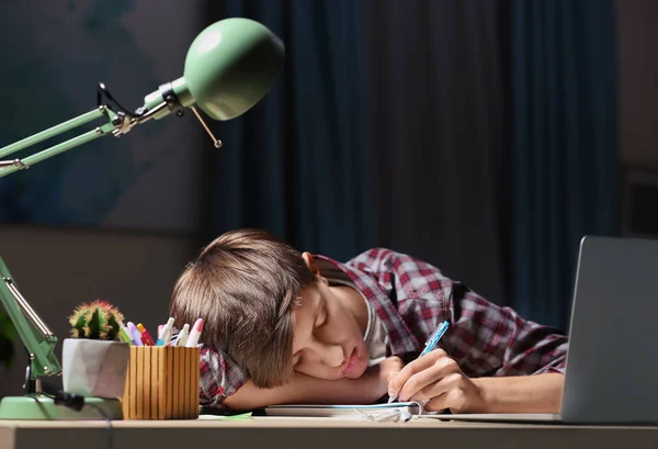 Adolescente Adormecer Enquanto Faz Lição Casa Mesa Noite — Fotografia de Stock