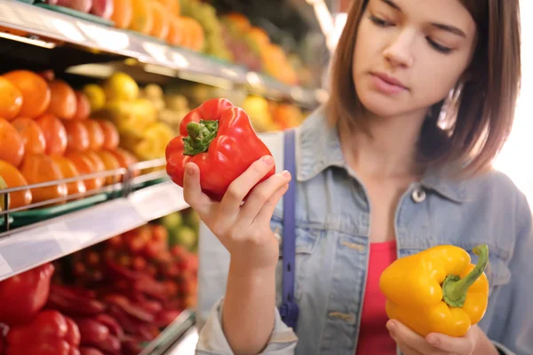Schöne Frau Mit Einkaufswagen Kauft Produkte Supermarkt — Stockfoto