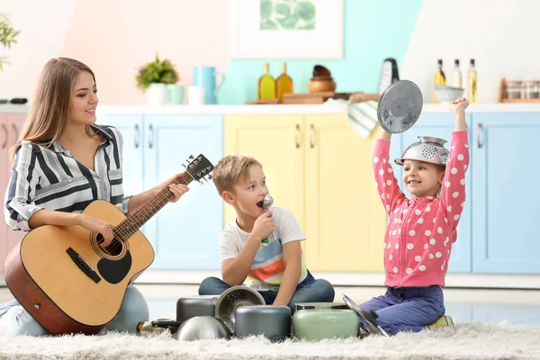 Familj Spelar Med Köksutrustning Som Musikaliska Bandet Hemma — Stockfoto