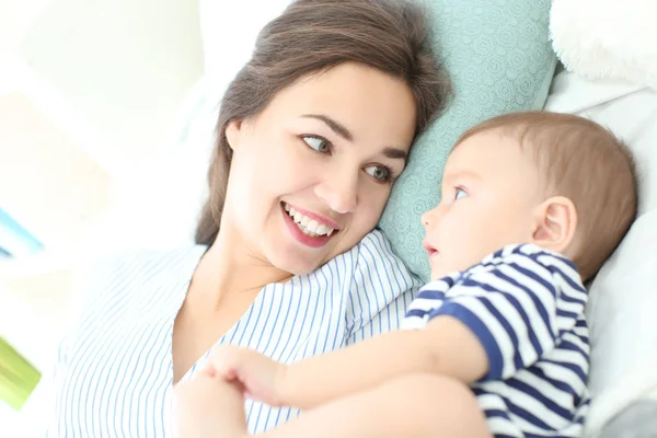 Mencintai Ibu Dengan Bayi Pembawa Ergo Rumah — Stok Foto