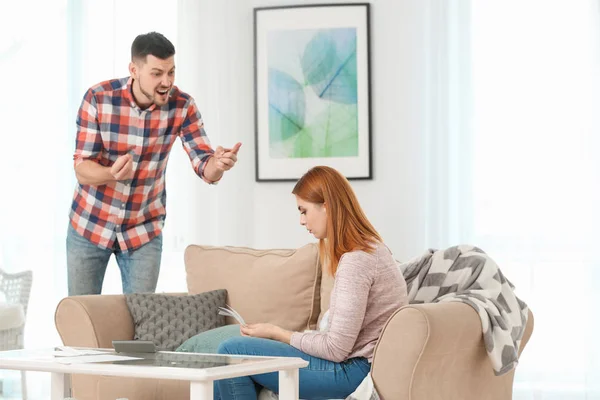 Pareja Peleando Debido Los Costos Servicios Públicos Casa — Foto de Stock