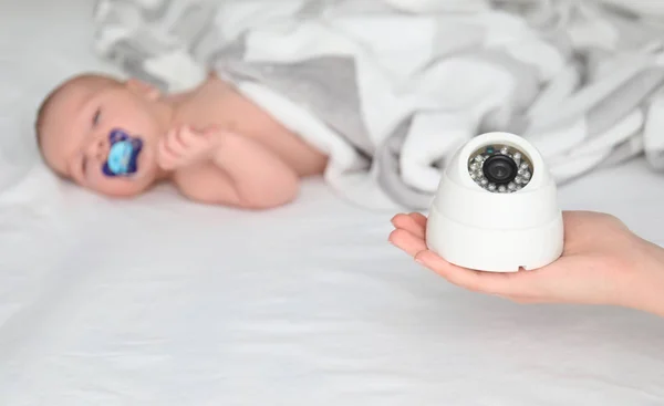 赤ちゃんモニターと背景の上に子供の睡眠の乳母 — ストック写真