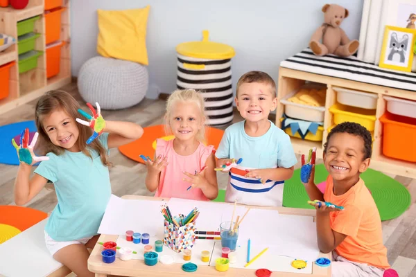 Lindos Niños Pintando Con Sus Palmas Mesa Interior —  Fotos de Stock
