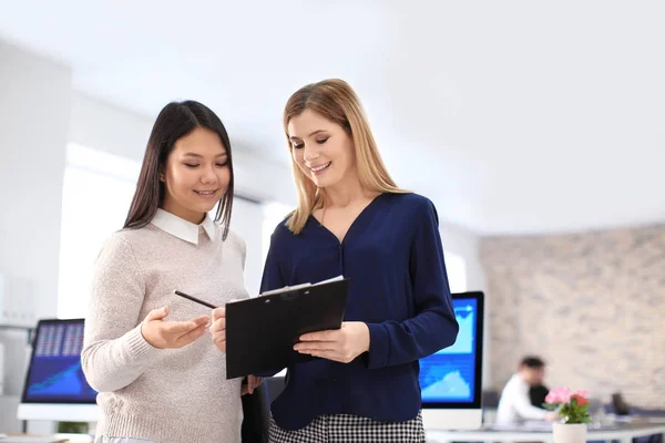 Young Women Working Office Finance Trading — Stock Photo, Image