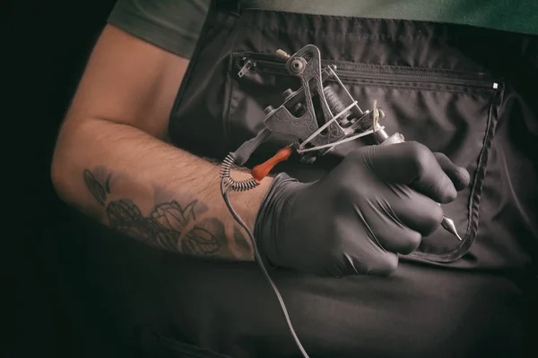 专业纹身艺术家与机器在黑色背景 — 图库照片