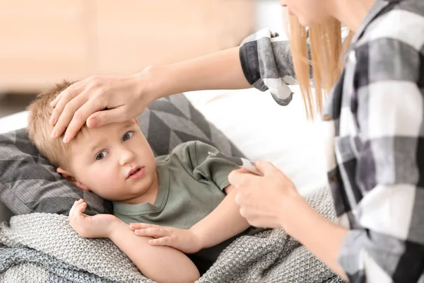 Meten Van Temperatuur Van Haar Zieke Zoon Thuis Moeder — Stockfoto