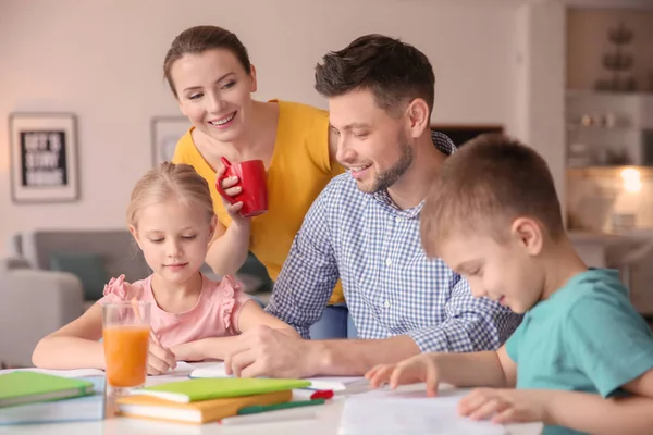 Kinderen Met Ouders Thuis Huiswerk — Stockfoto